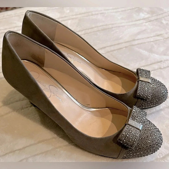 JESSICA SIMPSON Seley Wedge Gray Suede heels w/crystal accents & bows - size 8.5 - Picture 2 of 7